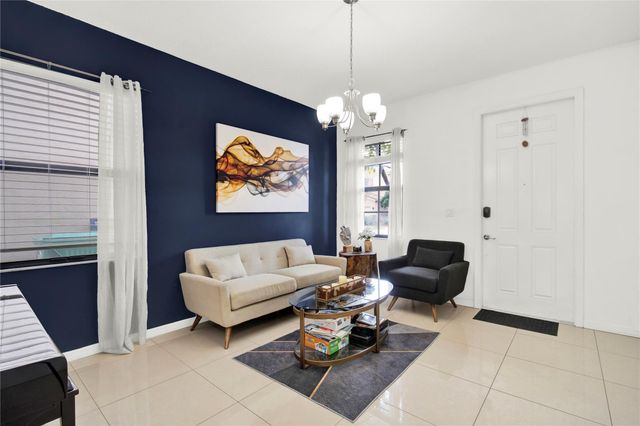 805 NE 191st St, Miami, FL 33179