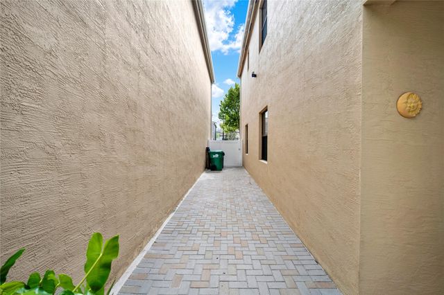 805 NE 191st St, Miami, FL 33179