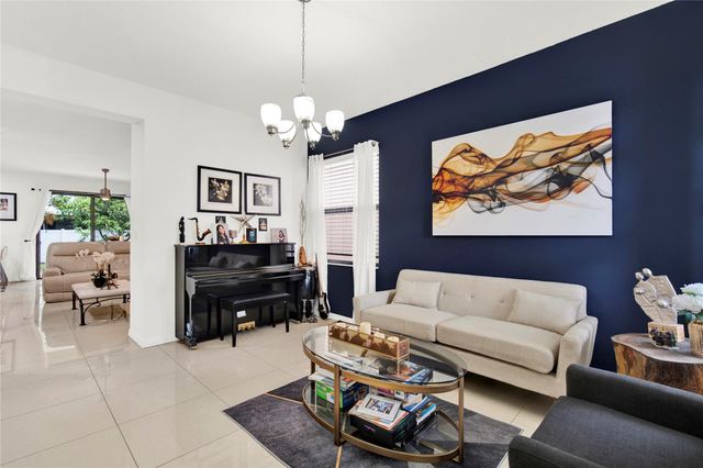 805 NE 191st St, Miami, FL 33179