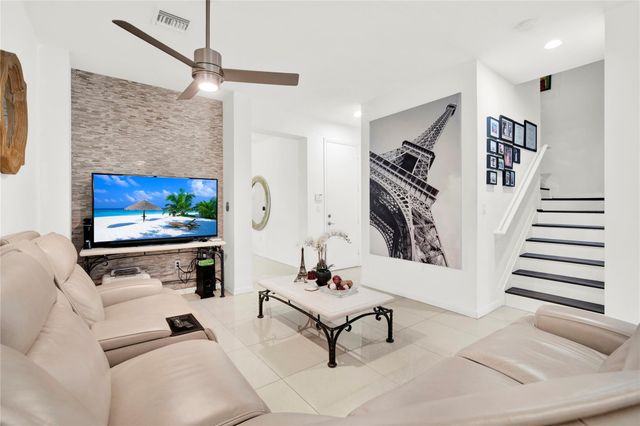 805 NE 191st St, Miami, FL 33179