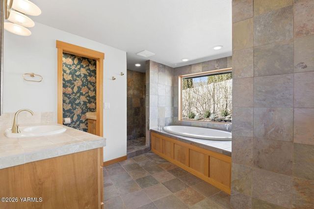 8503 Kail Dr, Yakima, WA 98908