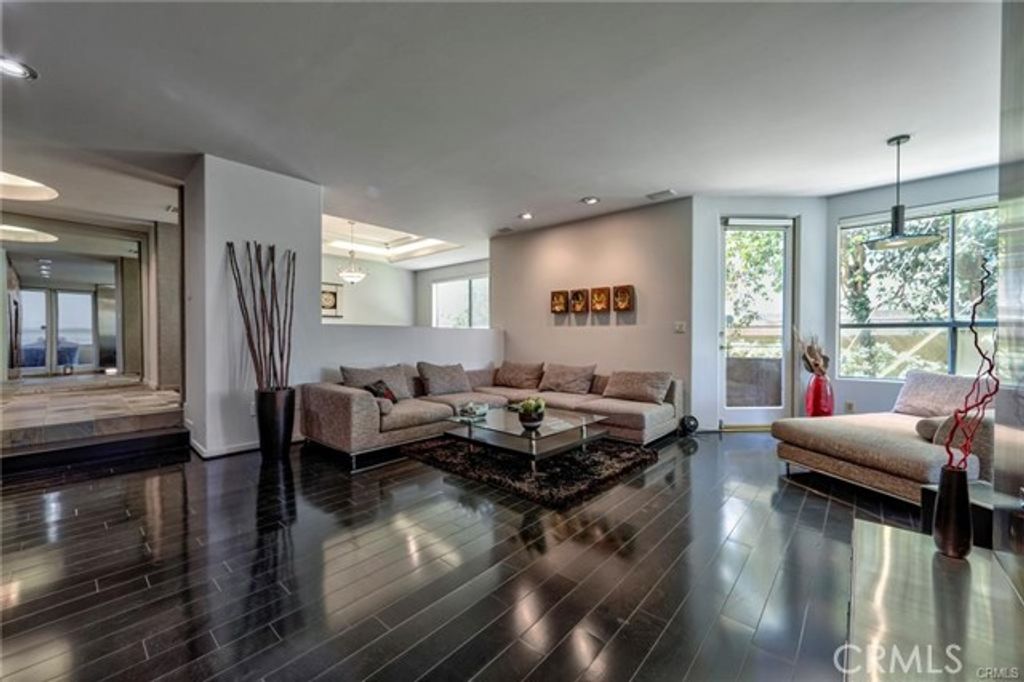 12841 Bloomfield 103, Studio City (los Angeles), CA 91604