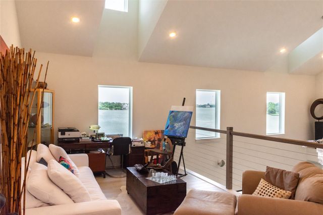 29 Cmdr Runco Lane, Taylor Lake Village, TX 77586