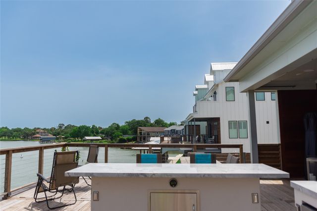 29 Cmdr Runco Lane, Taylor Lake Village, TX 77586