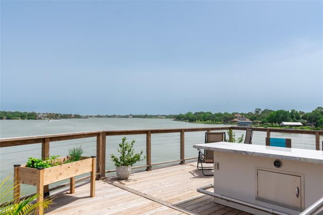 29 Cmdr Runco Lane, Taylor Lake Village, TX 77586