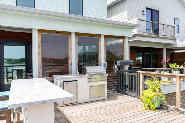 29 Cmdr Runco Lane, Taylor Lake Village, TX 77586