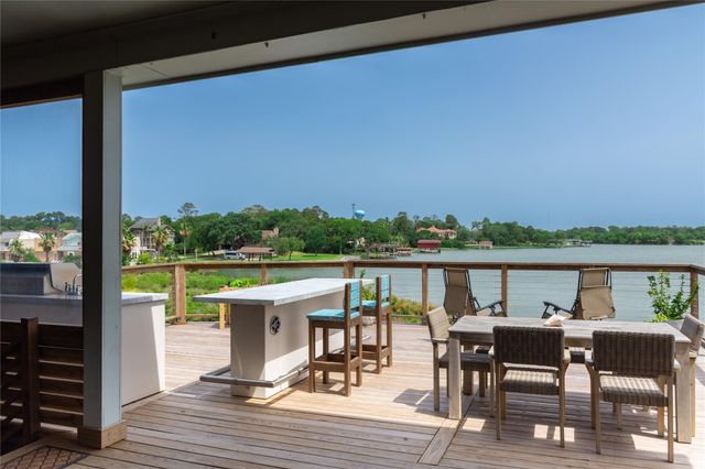 29 Cmdr Runco Lane, Taylor Lake Village, TX 77586