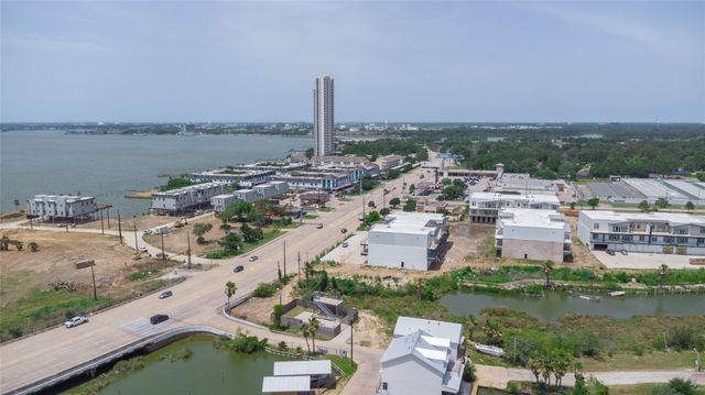 29 Cmdr Runco Lane, Taylor Lake Village, TX 77586