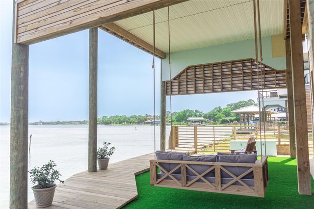 29 Cmdr Runco Lane, Taylor Lake Village, TX 77586