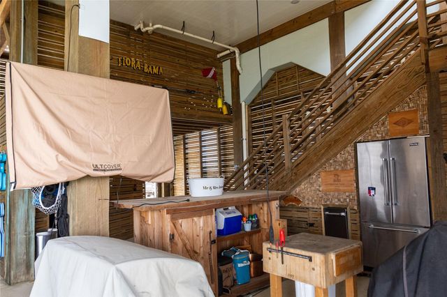 29 Cmdr Runco Lane, Taylor Lake Village, TX 77586