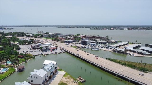 29 Cmdr Runco Lane, Taylor Lake Village, TX 77586