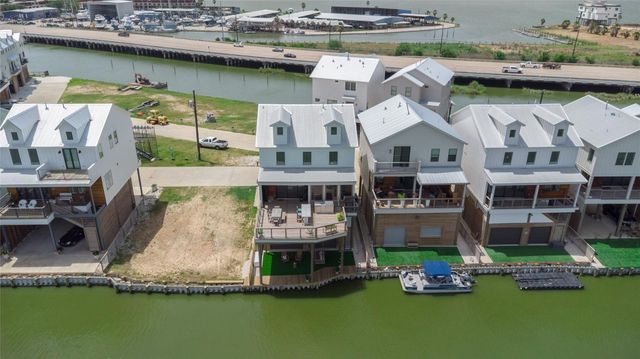 29 Cmdr Runco Lane, Taylor Lake Village, TX 77586