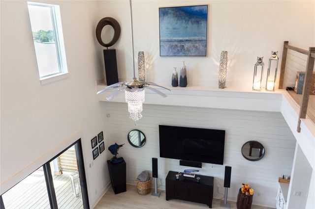 29 Cmdr Runco Lane, Taylor Lake Village, TX 77586