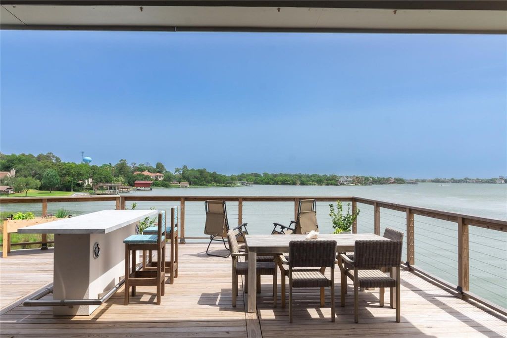 29 Cmdr Runco Lane, Taylor Lake Village, TX 77586