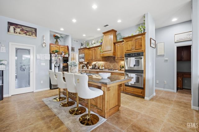 4401 Whitegate Avenue, Bakersfield, CA 93313