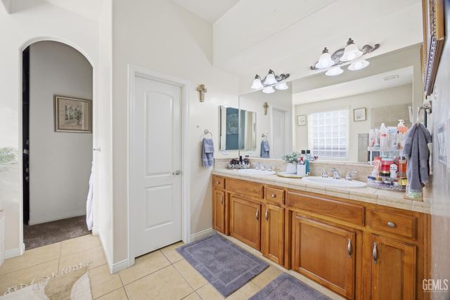 4401 Whitegate Avenue, Bakersfield, CA 93313