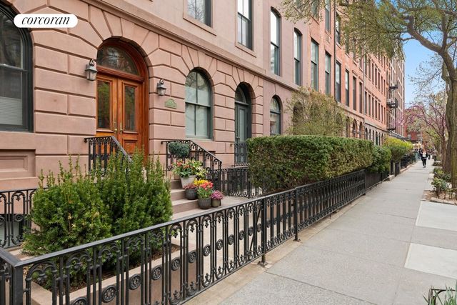 429 W 22nd St Apt 1B, New York City, NY 10011