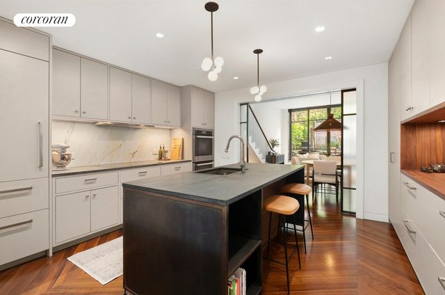 429 W 22nd St Apt 1B, New York City, NY 10011
