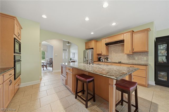 1070 Wedgefield Court NE, North Canton, OH 44720