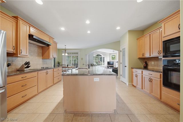 1070 Wedgefield Court NE, North Canton, OH 44720