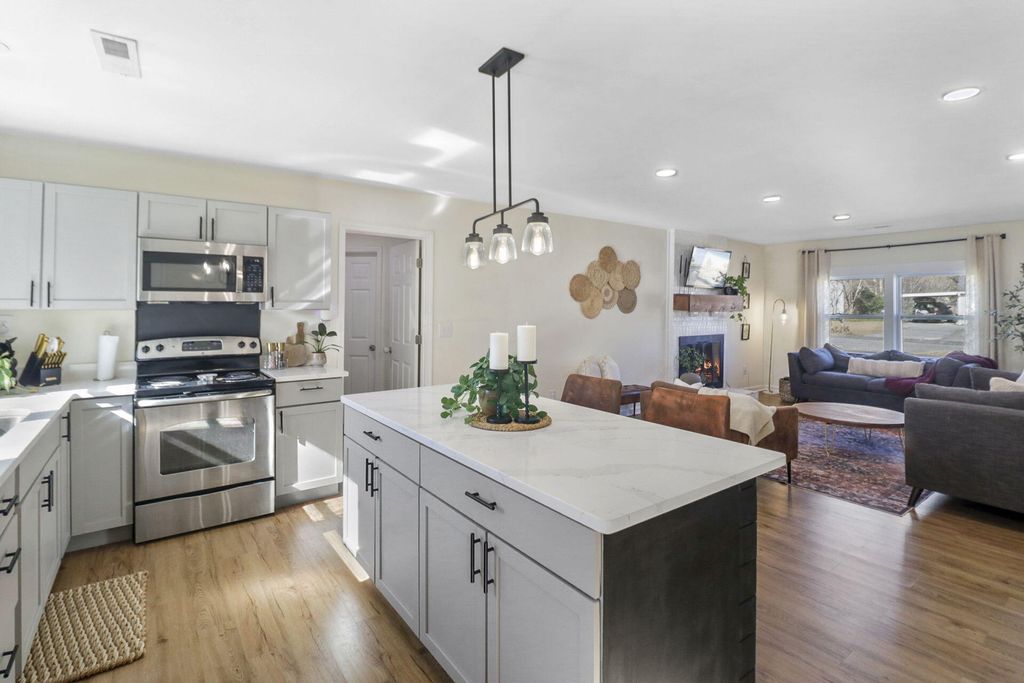 Image 10 of property listing at 109 Marion Road, Summerville, SC 29486