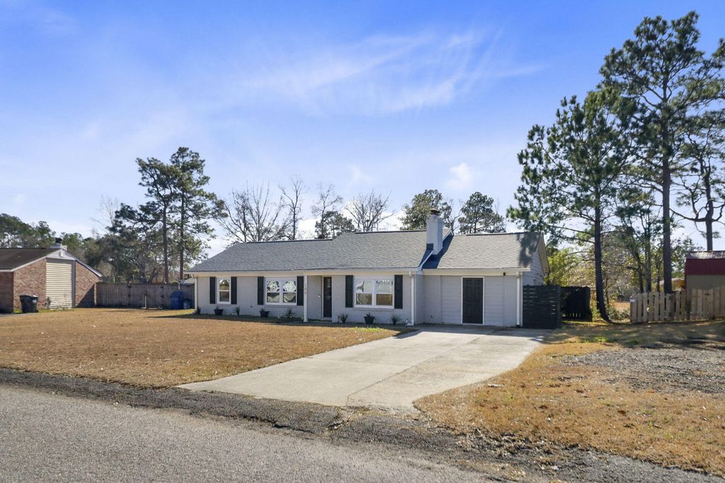 Image 2 of property listing at 109 Marion Road, Summerville, SC 29486