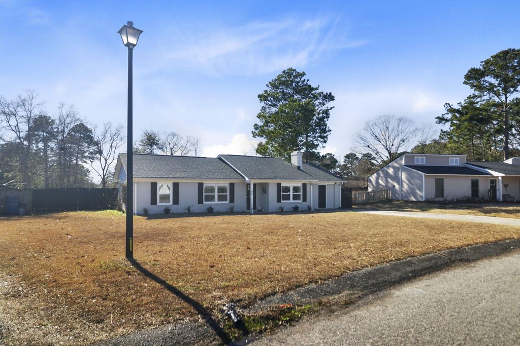 Image 3 of property listing at 109 Marion Road, Summerville, SC 29486