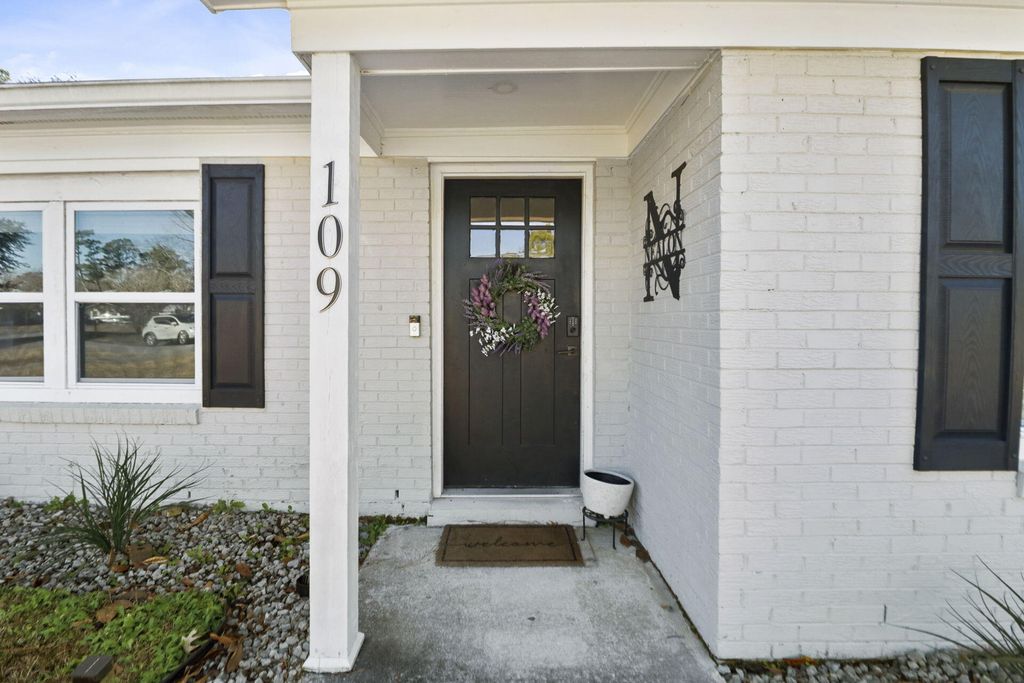 Image 4 of property listing at 109 Marion Road, Summerville, SC 29486