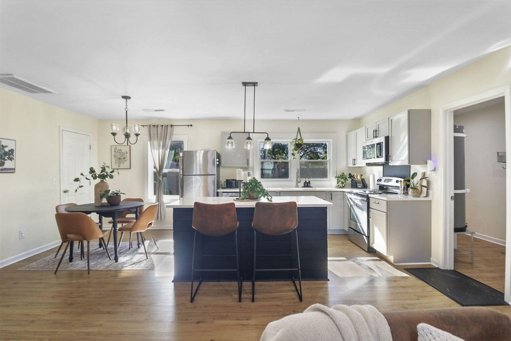 Image 6 of property listing at 109 Marion Road, Summerville, SC 29486