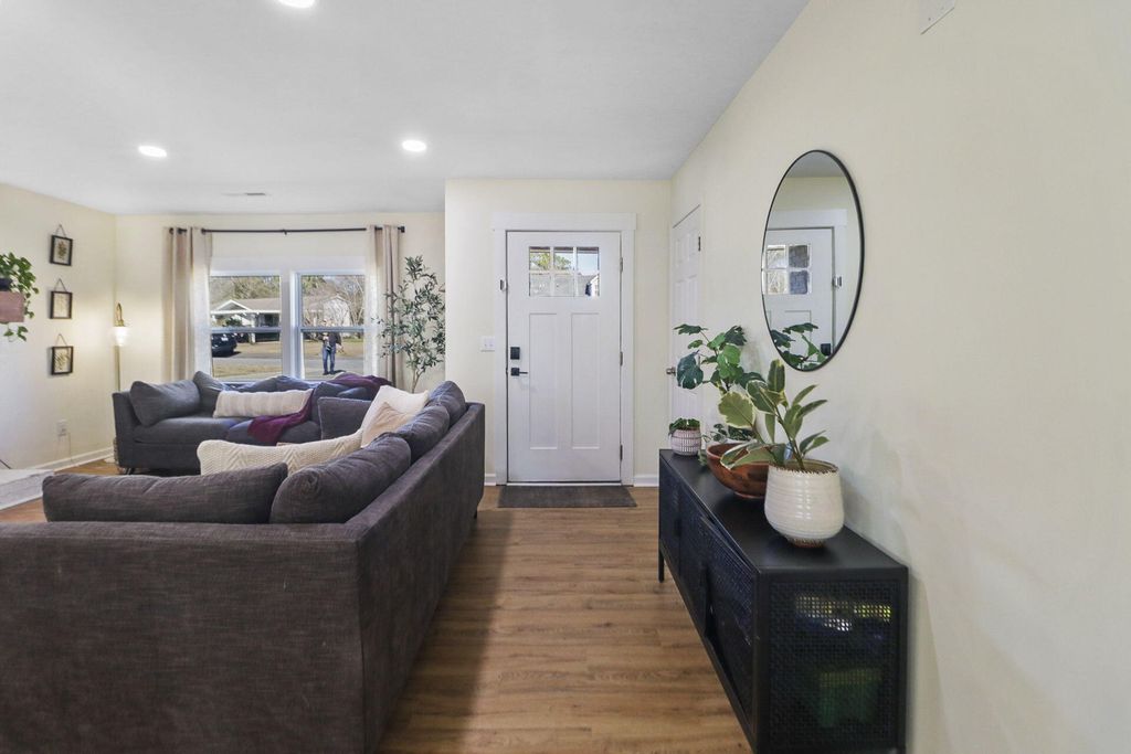 Image 7 of property listing at 109 Marion Road, Summerville, SC 29486