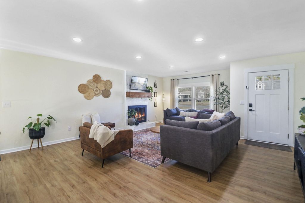 Image 8 of property listing at 109 Marion Road, Summerville, SC 29486