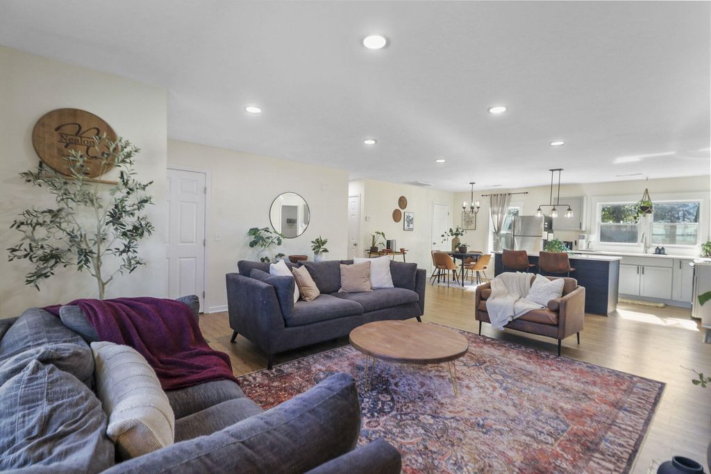 Image 9 of property listing at 109 Marion Road, Summerville, SC 29486