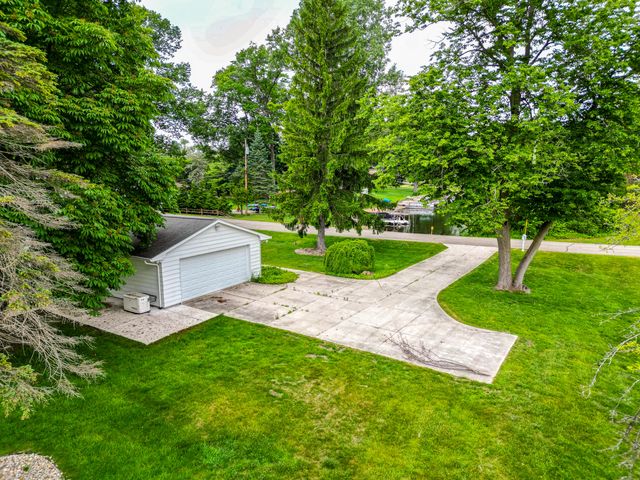 7436 Oak Bay Drive, White Lake, MI 48383