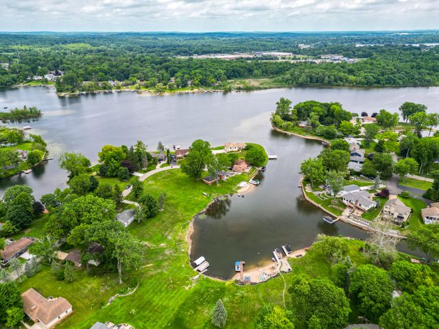 7436 Oak Bay Drive, White Lake, MI 48383