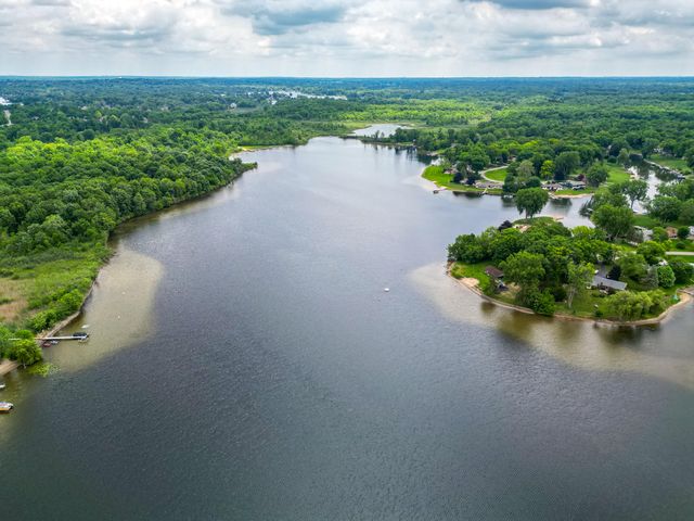 7436 Oak Bay Drive, White Lake, MI 48383