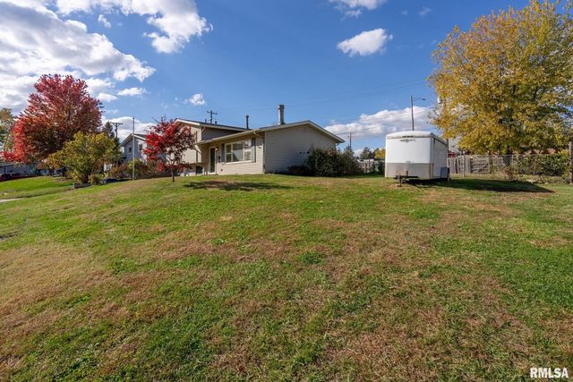 1212 Meadow Lane Drive, Bettendorf, IA 52722