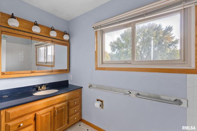 1212 Meadow Lane Drive, Bettendorf, IA 52722