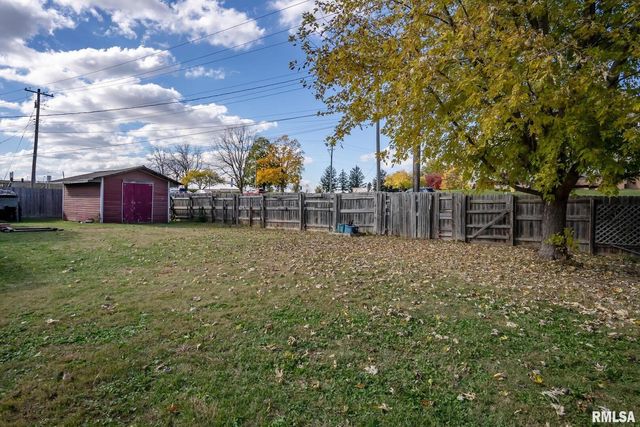 1212 Meadow Lane Drive, Bettendorf, IA 52722