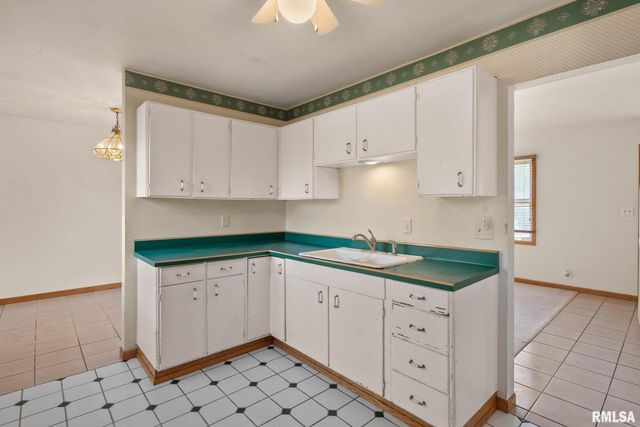 1212 Meadow Lane Drive, Bettendorf, IA 52722