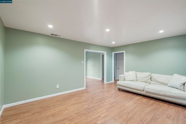 42 Hillcrest Ave, Pittsburg, CA 94565