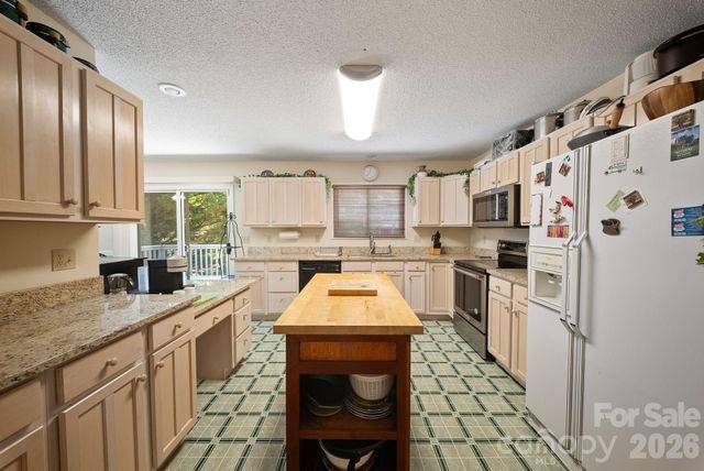16 Zachary Ridge Road, Asheville, NC 28804