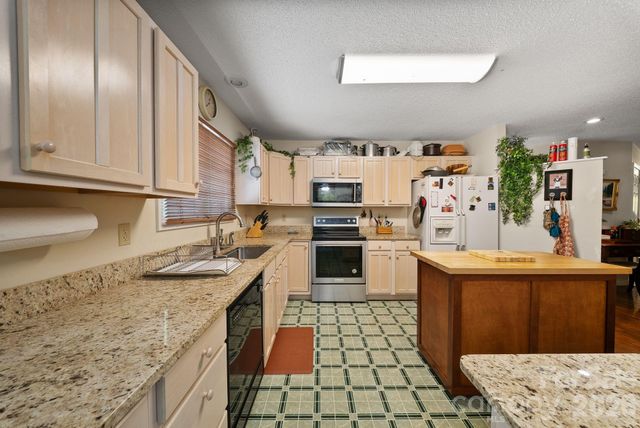16 Zachary Ridge Road, Asheville, NC 28804