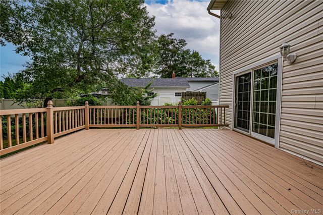 15 Washington Avenue, Miller Place, NY 11764