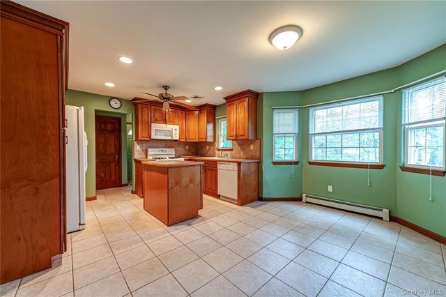 15 Washington Avenue, Miller Place, NY 11764
