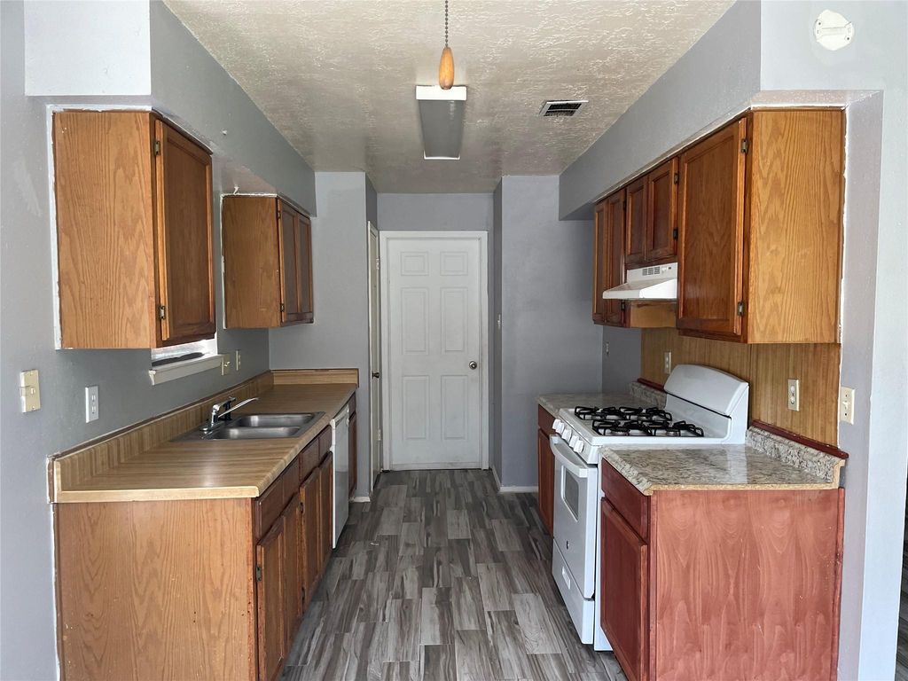 16619 La Gloria Drive, Houston, TX 77083