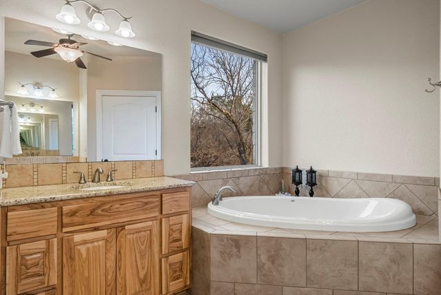 120 Oak Meadow TRL, Spicewood, TX 78669