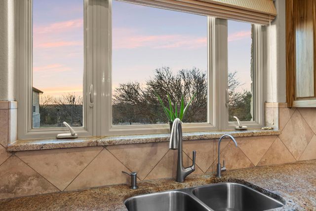 120 Oak Meadow TRL, Spicewood, TX 78669