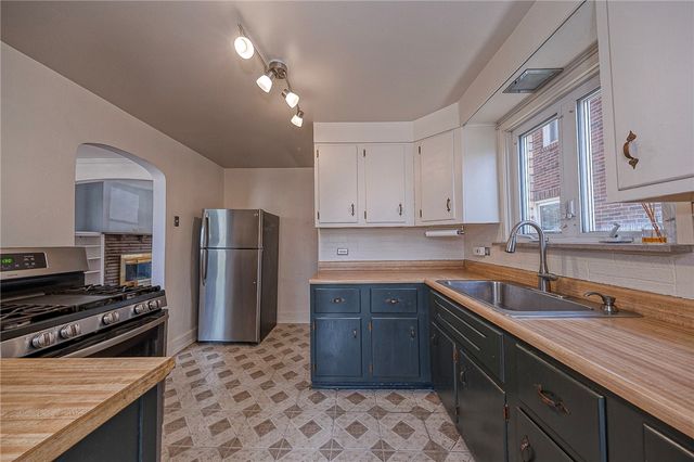 121 W Stanton Ct, Stanton Heights, PA 15201