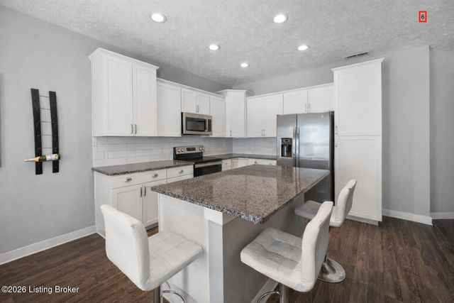 6412 Oak Village Dr, Louisville, KY 40228