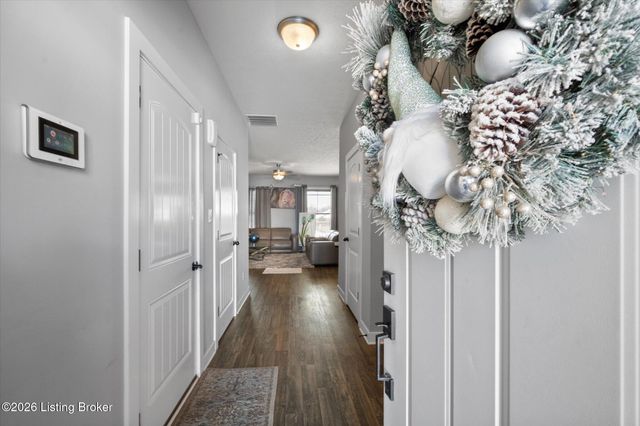 6412 Oak Village Dr, Louisville, KY 40228